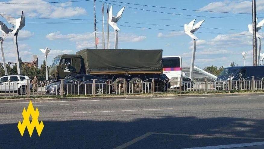 Окупанти постійно переганяють свою техніку по Маріуполю, аби уникнути ударів ЗСУ, — "Атеш"