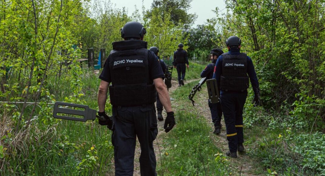 На Донетчине пиротехники ГСЧС обследуют кладбища: обнаружили более 60 взрывоопасных предметов (фото)