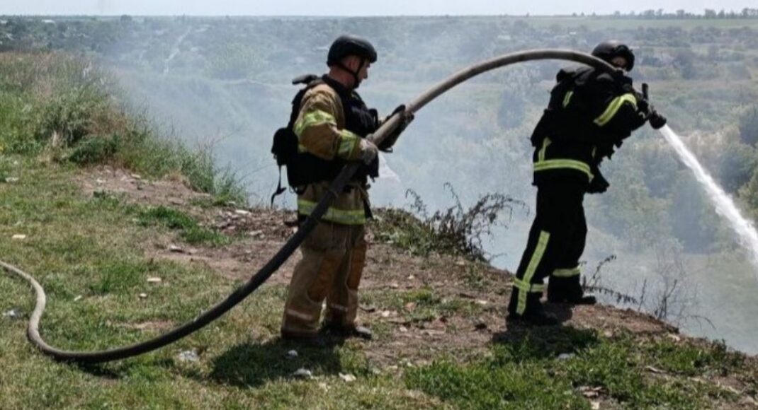 На Донеччини через російські обстріли сталися пожежі у Курахівці та Слов'янську (фото)
