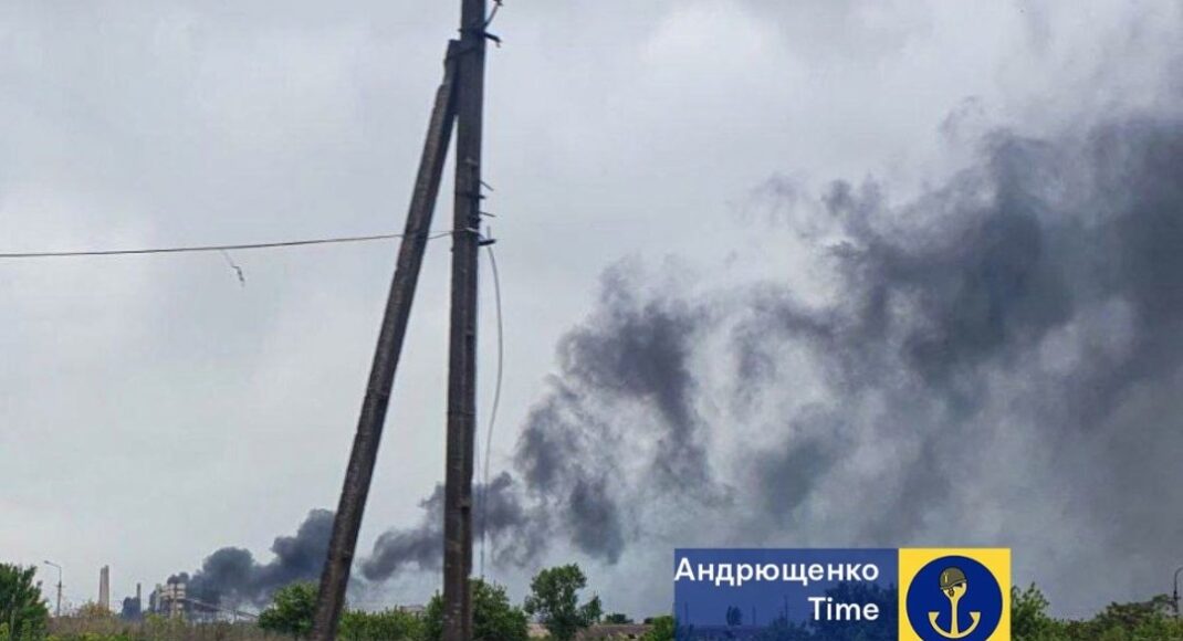 В окупованому Маріуполі частина міста залишилася без світла через пожежу на Азовсталі