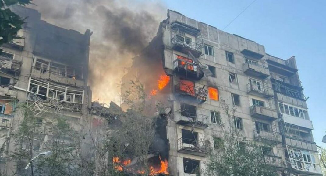 В Торецке из-под завалов извлекли фрагменты тел (фото, видео)