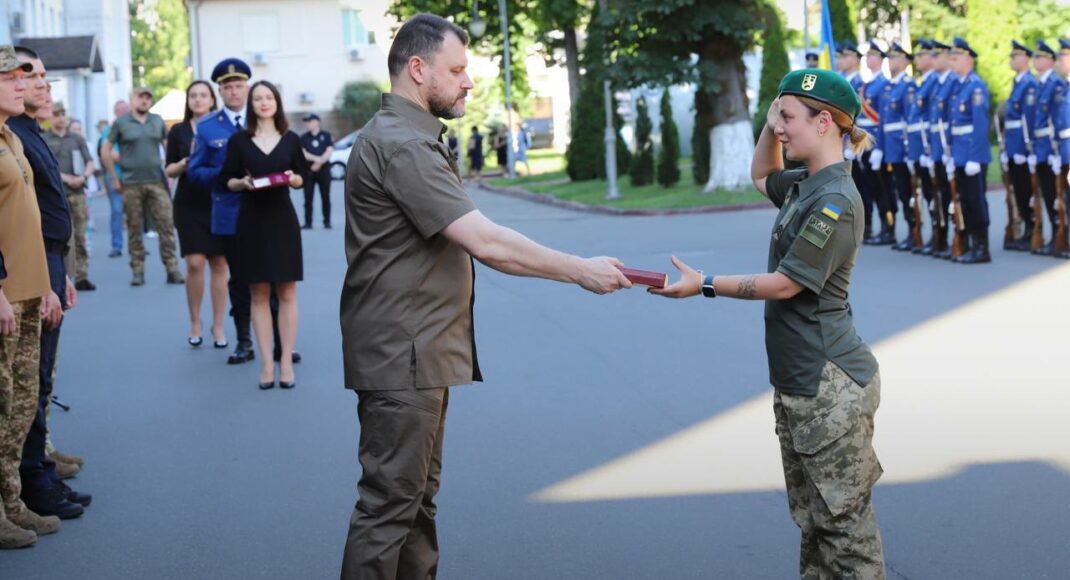 Міністр внутрішніх справ вручив державні нагороди прикордонникам і прикордонницям Донецького і Луганського гарнізонів (фото)