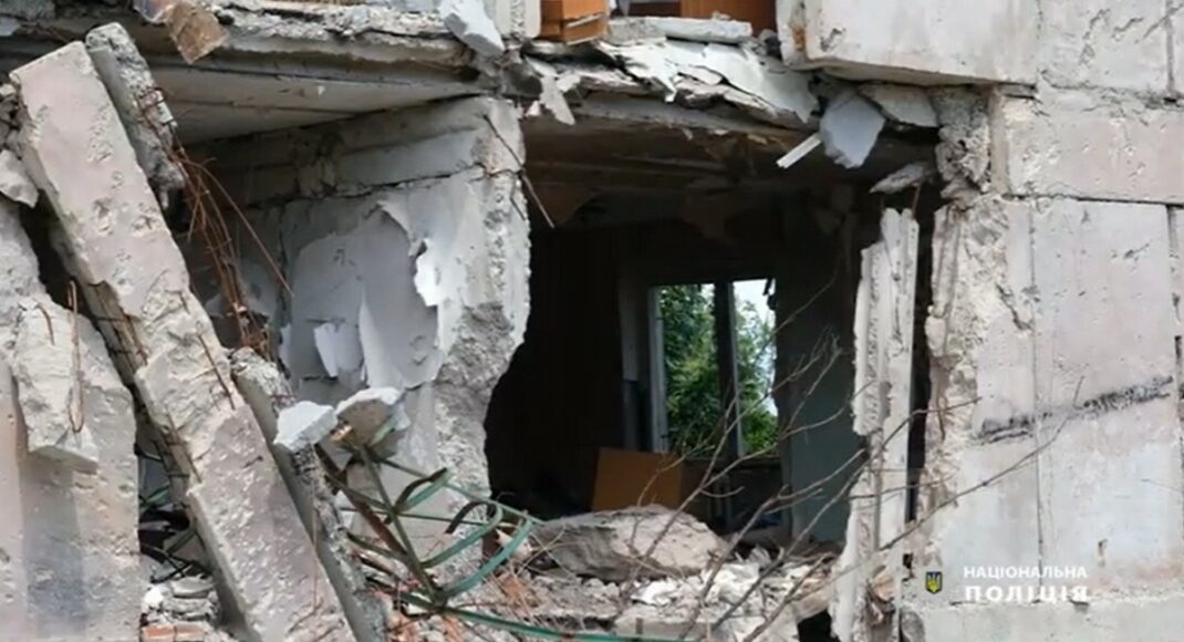 У Торецькій громаді під розривами снарядів правоохоронці забрали жінку та доставили її до лікарні (відео)