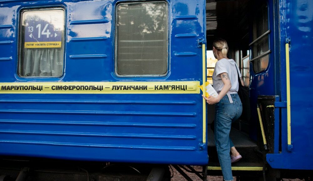 Укрзализныця и движение "Жовта стрічка" запустили поезд через Донетчину, который напоминает о сопротивлении украинцев во временной оккупации (фото)