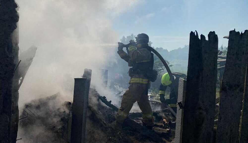 У Селидовому на пожежі після обстрілу надзвичайники врятували чоловіка