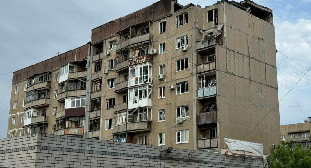 В Константиновке в результате вражеского обстрела повреждена многоэтажка