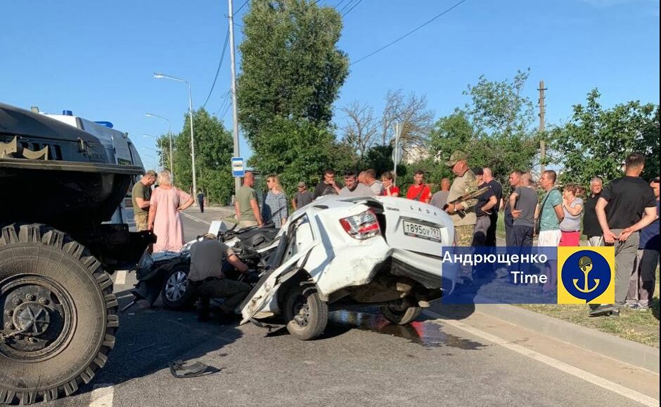 В оккупированном Мариуполе топливозаправщик россиян раздавил гражданскую машину, ее водитель погиб