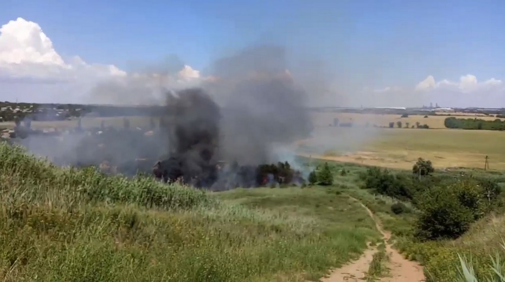 В оккупированном Мариуполе произошел пожар возле дачных домов (видео)