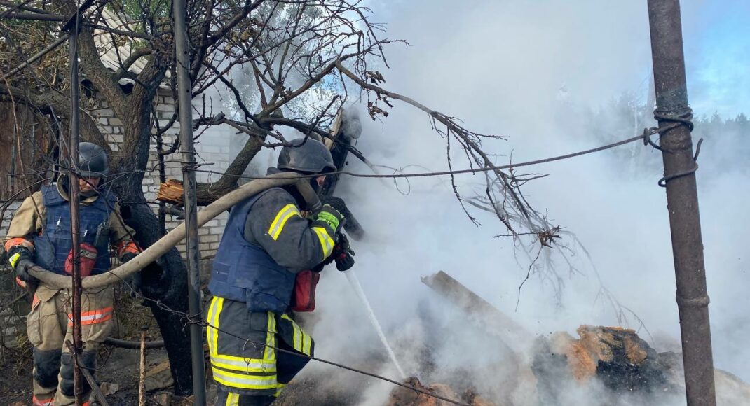 В Ямполе на Лиманщине спасатели ГСЧС ликвидировали последствия российского обстрела (фото)