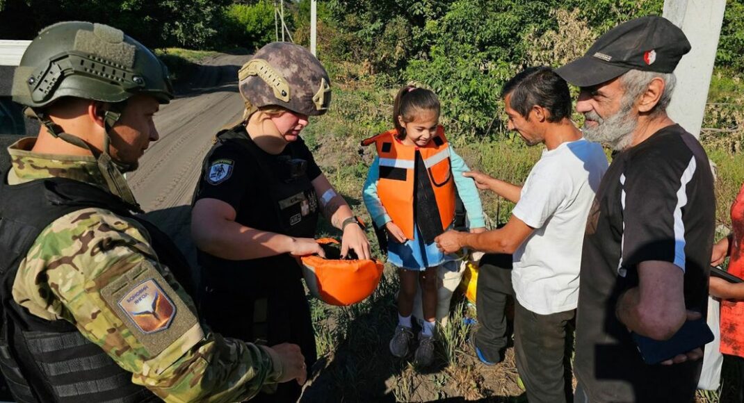 З обстріляного Дробишевого на Донеччині евакуювали родину з 5-річною дівчинкою (фото, відео)