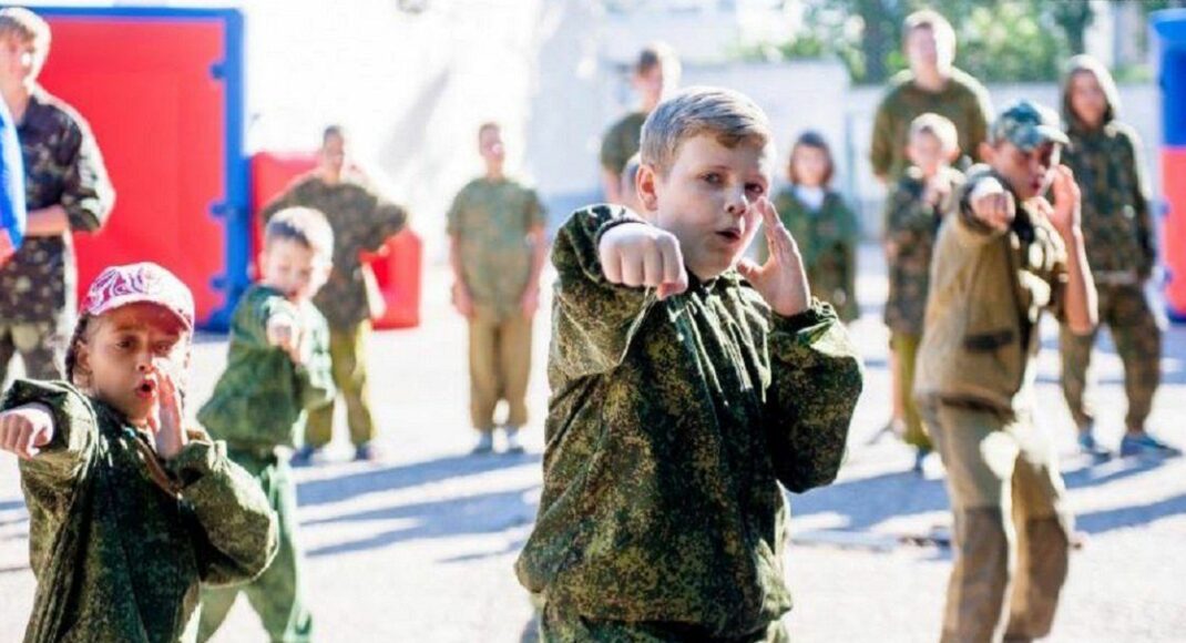 З 1 вересня в усіх школах на захоплених рф територіях запровадять мілітаризований "предмет"