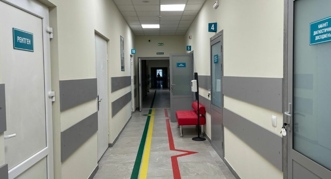 У Покровську продовжують надавати медичну допомогу постраждалим від учорашнього обстрілу: деталі