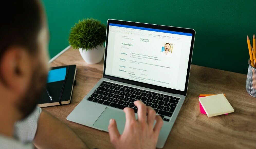 Де шукати роботу після виїзду з ТОТ: про що питають на гарячій лінії Східного Варіанта