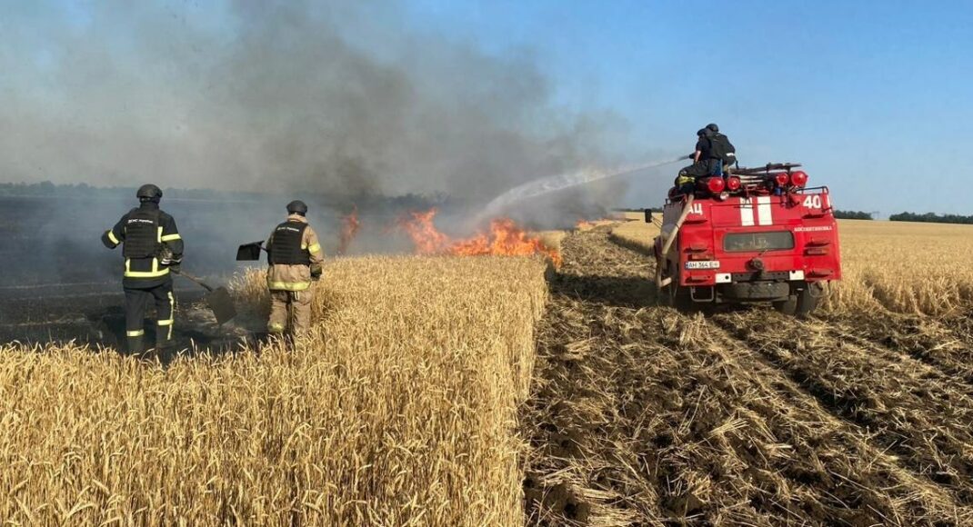 На Донеччині горять хлібні поля, ворог навмисно знищує український врожай, — ДСНС