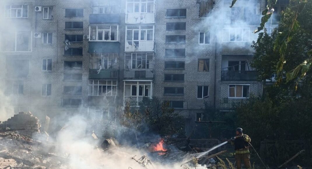 В Лиманщине спасатели ликвидируют последствия вражеских обстрелов (фото)
