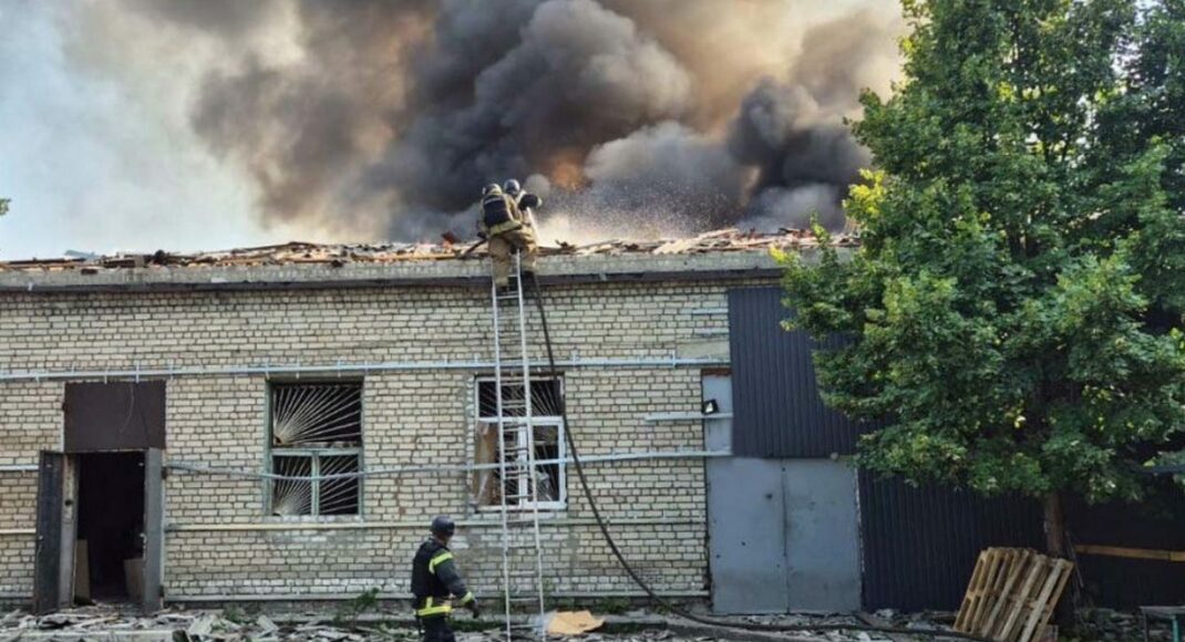 Рятувальники ліквідували 5 пожеж, спричинених ворожими ударами по Лиманщині