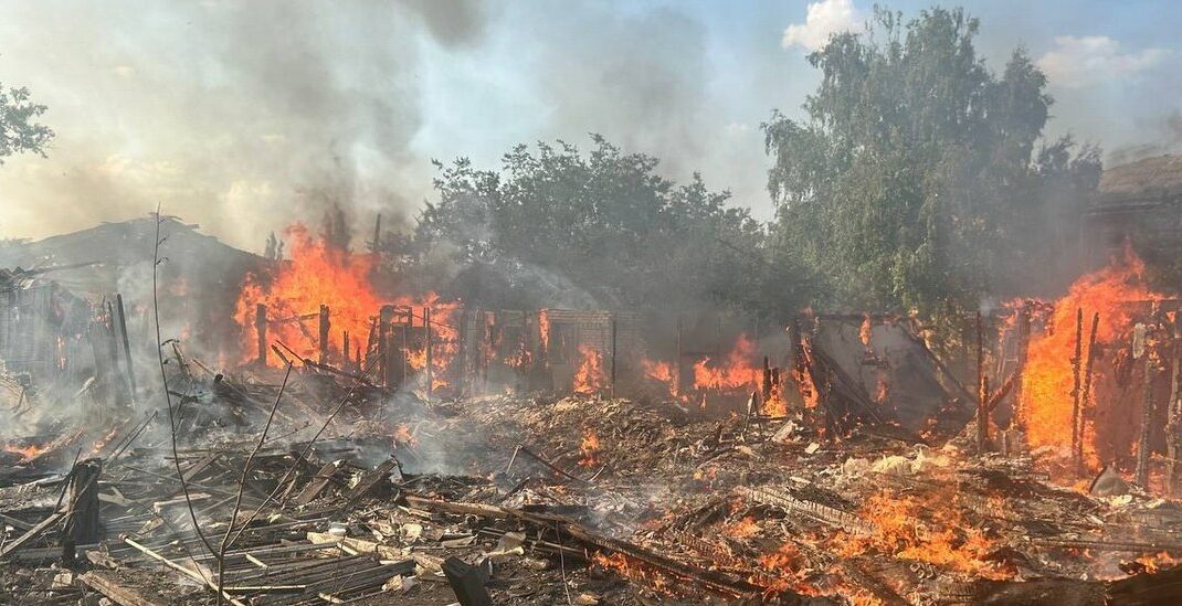 В Лимане в результате обстрела загорелось админздание (фото)