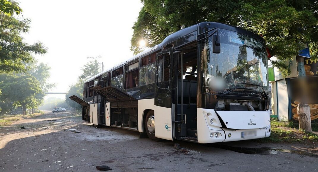 В Мирнограде россияне сбросили бомбу на остановку с людьми, 4 человека погибли, среди пострадавших — ребенок (фото, видео)