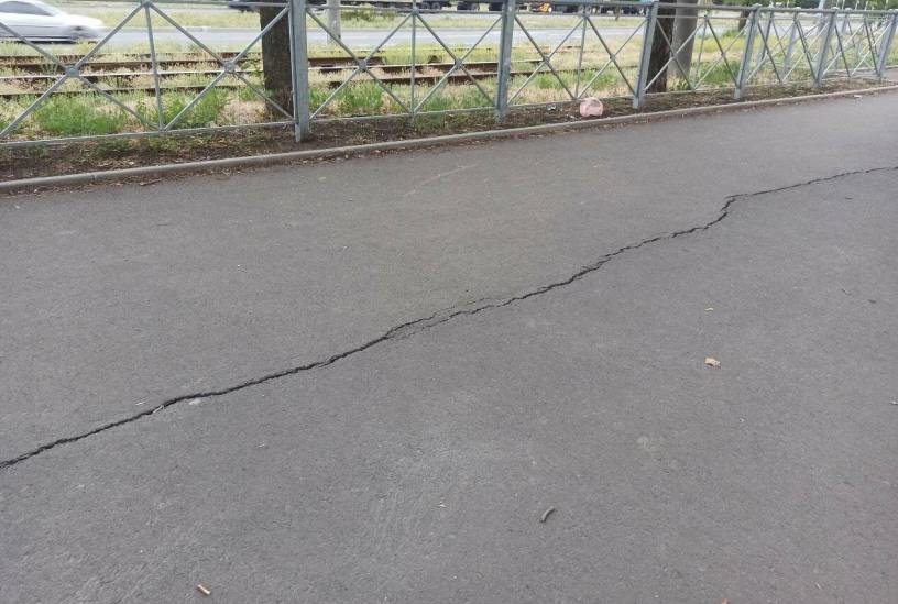 В окупованому Маріуполі "відновлений" росіянами асфальт пішов тріщинами, — міськрада