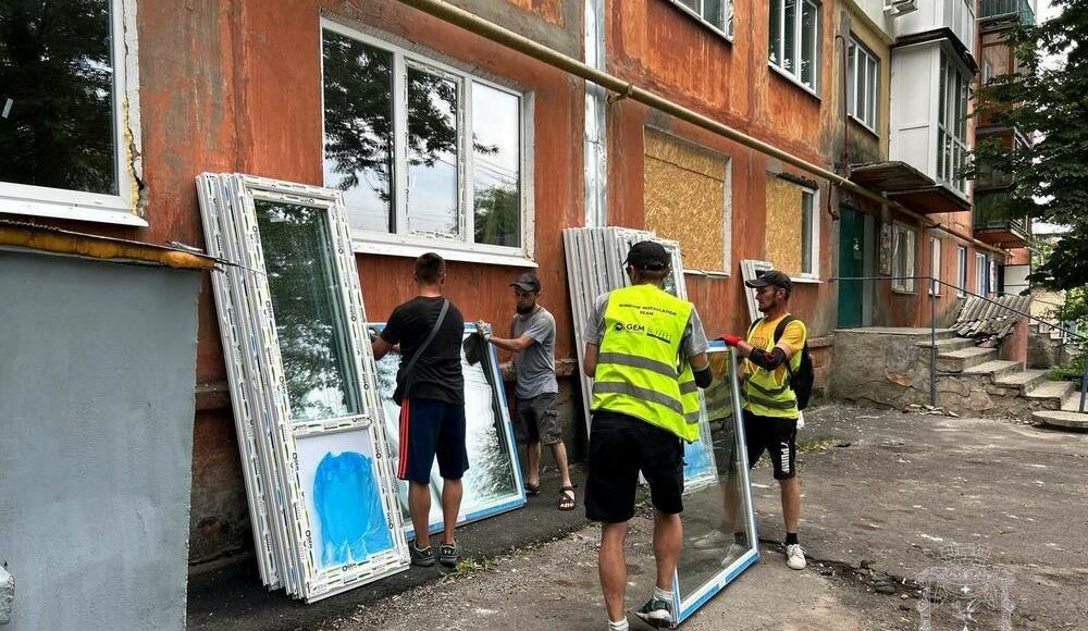 В Покровской громаде восстанавливают поврежденные вражескими обстрелами дома (фото)