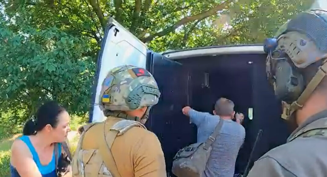 Екіпаж поліції "Білий янгол" під потужним обстрілом вивіз чотирьох людей і двох собак