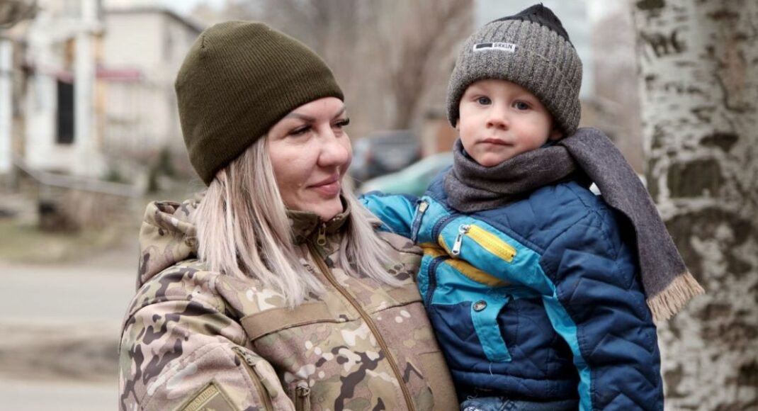 Глава ювенальной превенции полиции Бахмута помогла спасти из-под огня более 400 детей (фото)