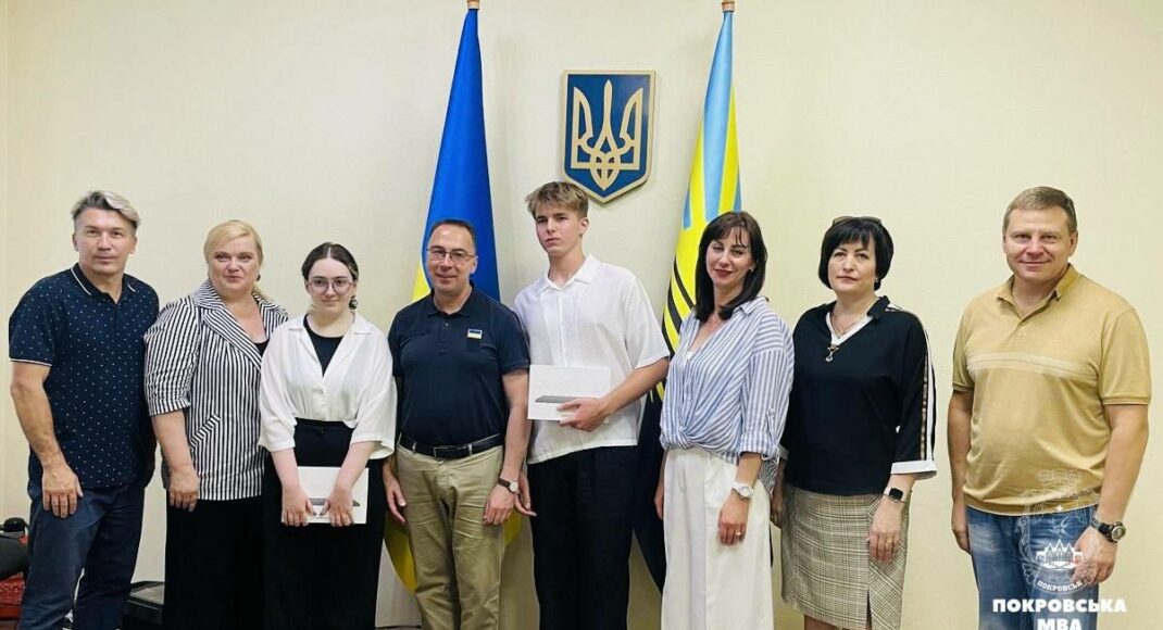 Выпускникам из Покровска, которые набрали 200 баллов на НМТ, подарили планшеты