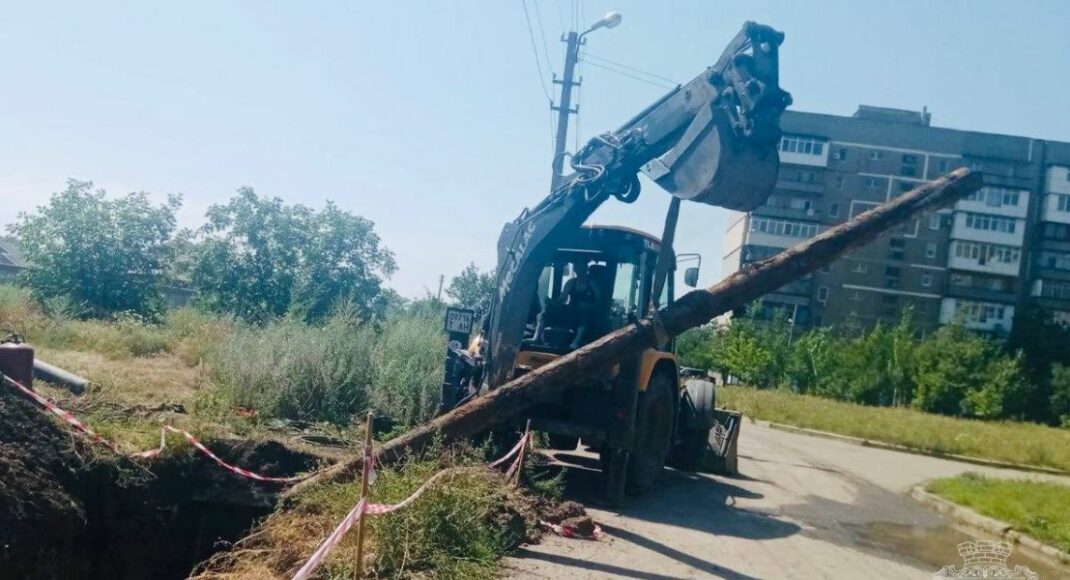 В Покровске продолжается замена аварийного участка водопровода (фото)