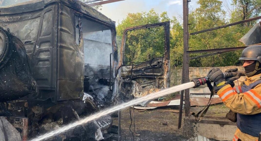 Унаслідок російських обстрілів на Донеччині горіли будинки, гаражі та понад 20 гектарів сухої рослинності (фото)