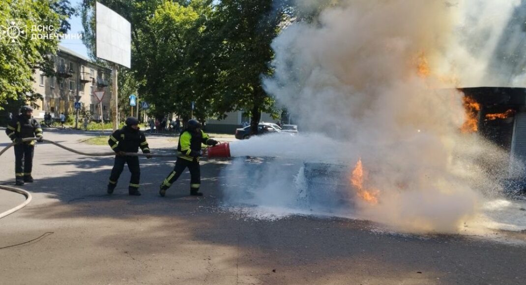 Через обстріли рф у Сіверську палав багатоквартирний будинок, а у Дружківці зайнялися 4 приватні (фото)