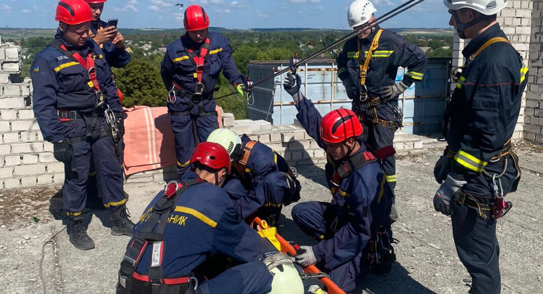 Верхолази ДСНС відпрацювали навички проведення робіт на висоті