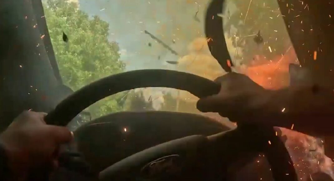 Під Торецьком росіяни атакували евакуаційне авто парамедиків поліції (відео)
