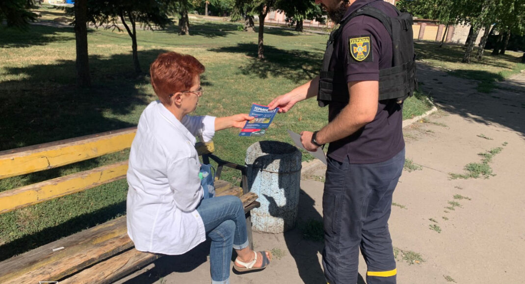 В Покровском районе спасатели обучали жителей минной безопасности