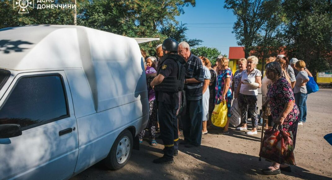 Понад 1 500 кілограмів гуманітарного вантажу розвантажили рятувальники мешканцям Донеччини