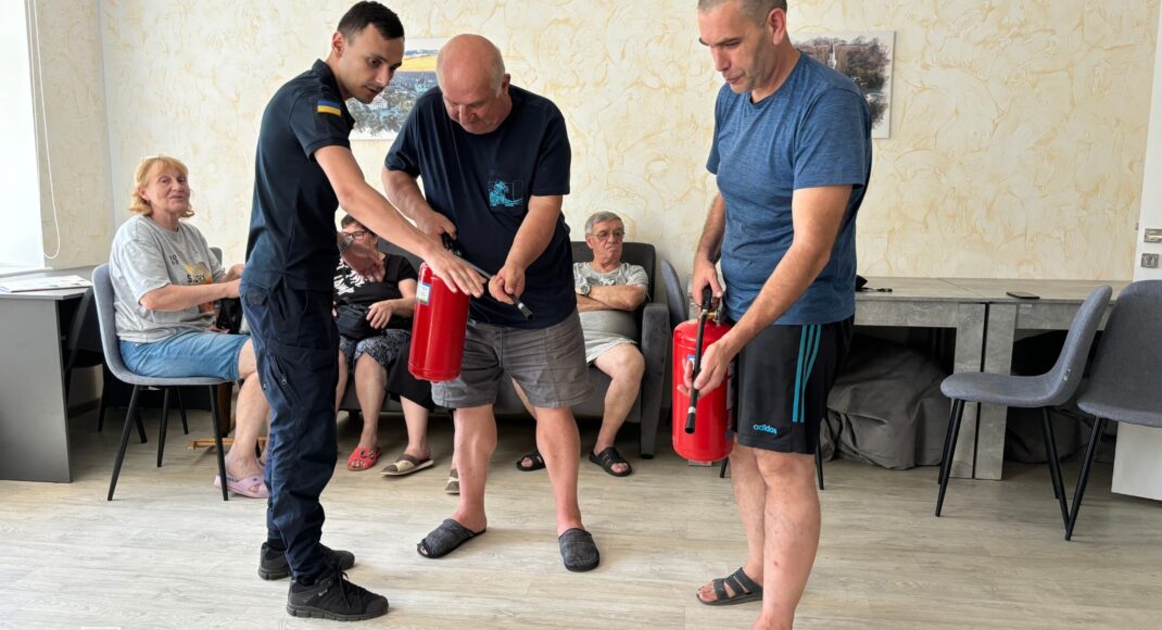 Для ВПО з Маріуполя рятувальники Донеччини провели навчання з пожежної безпеки та надання першої медичної допомоги