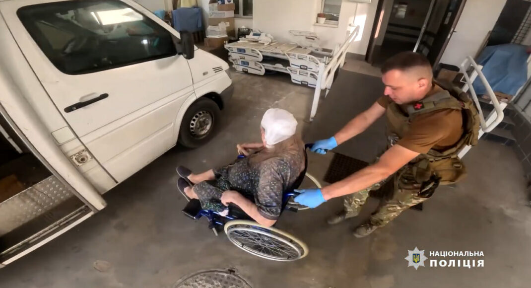 У Плещіївці парамедики поліції врятували поранене подружжя