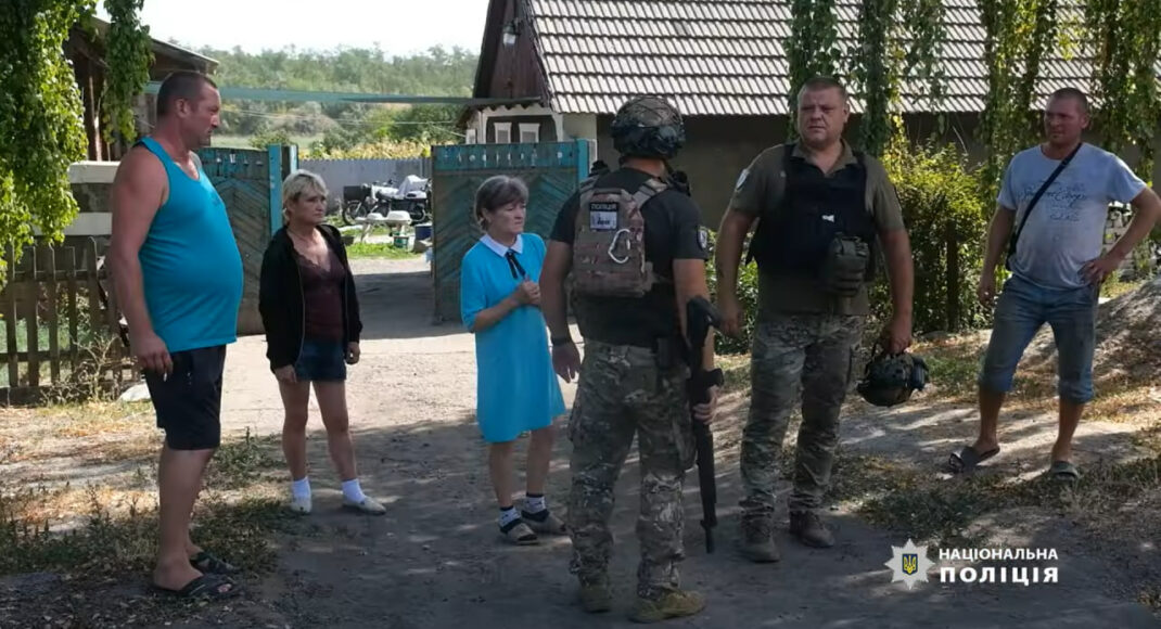 Полиция усиленно эвакуирует людей из Покровска, Мирнограда, Селидового (видео)
