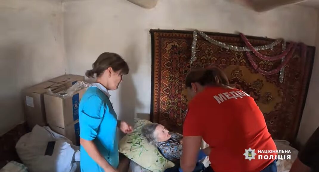 Из прифронтового поселка в Покровском районе полицейские вывезли трех маломобильных людей (видео)