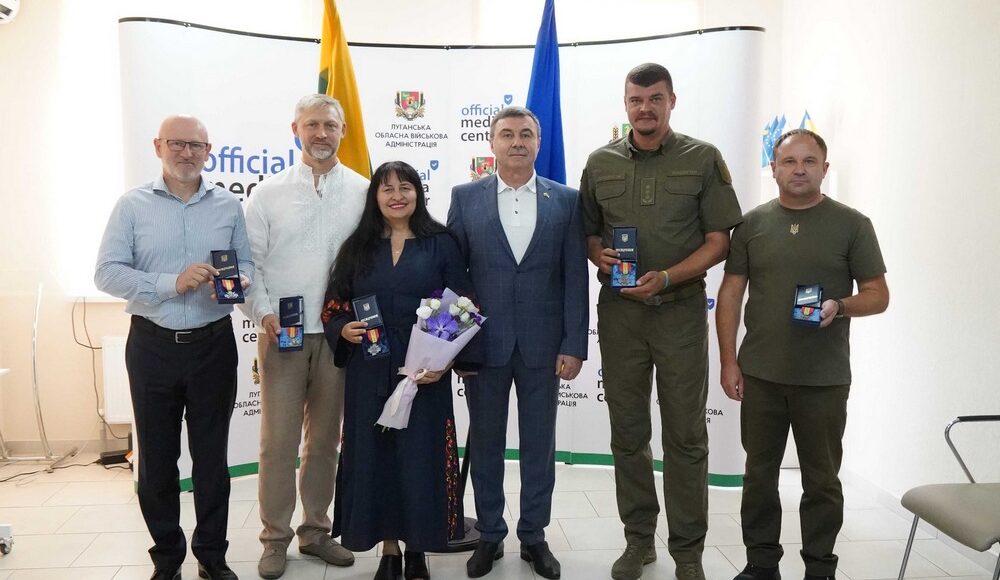 Склад адміністрації Луганської ОВА отримав медалі "За заслуги" до державних свят (фото)