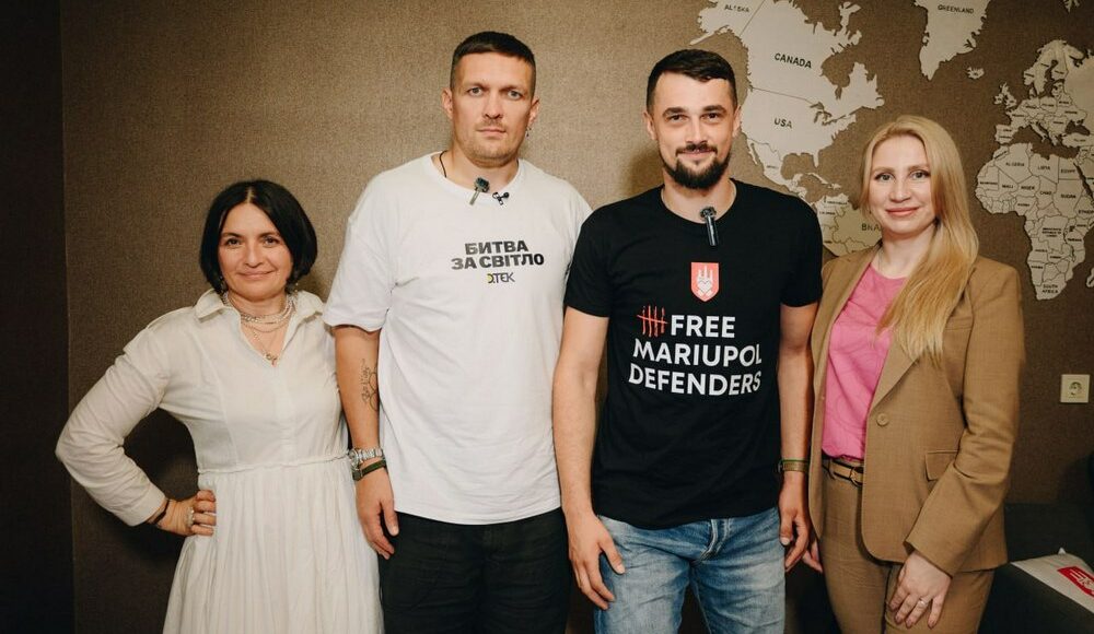 Усик поздравил защитника Мариуполя с новосельем и подарил свои боксерские перчатки
