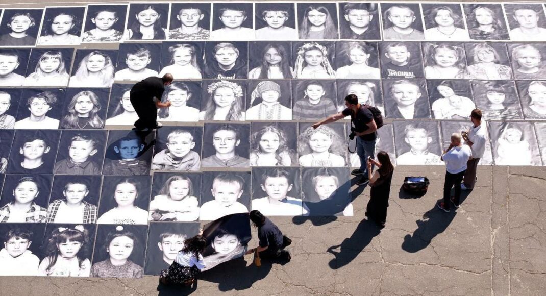 "Children of war": в Киеве показали 325 фотографий украинских детей-переселенцев (видео)