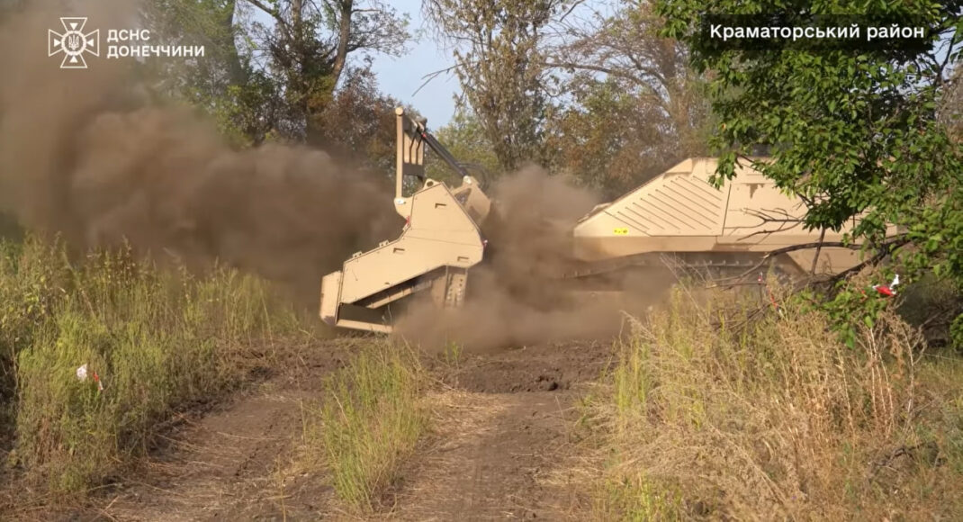 Машина механізованого розмінування GCS-200 розчищає від ВНП Донеччину (відео)