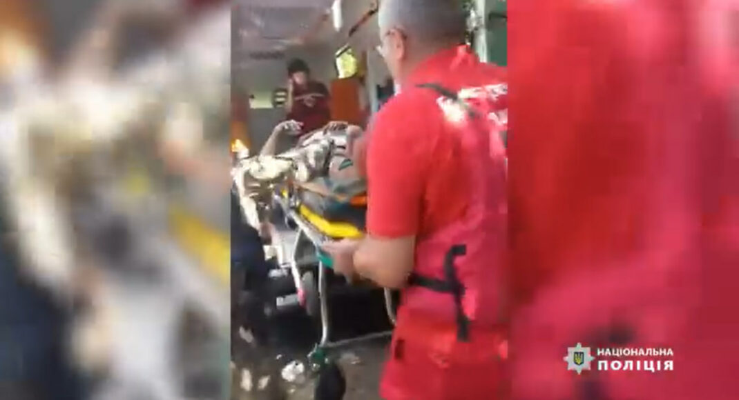 Поліція показала, як рятували чоловіка після сьогоднішньої атаки на Краматорськ (відео)