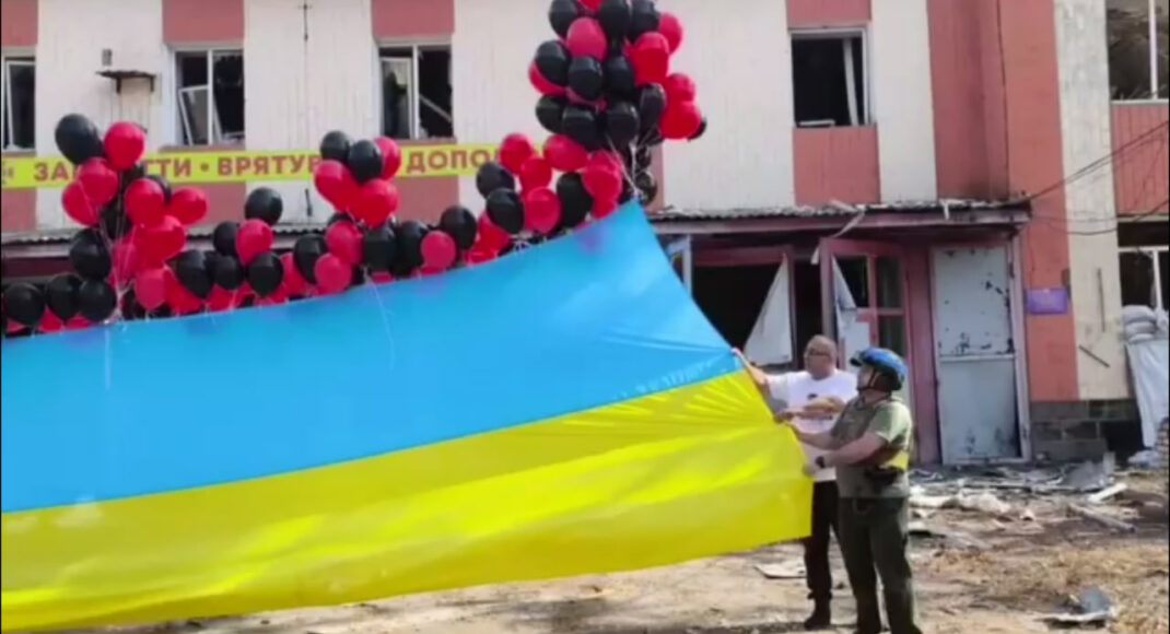 Над Торецьком піднявся у повітря великий прапор України (відео)