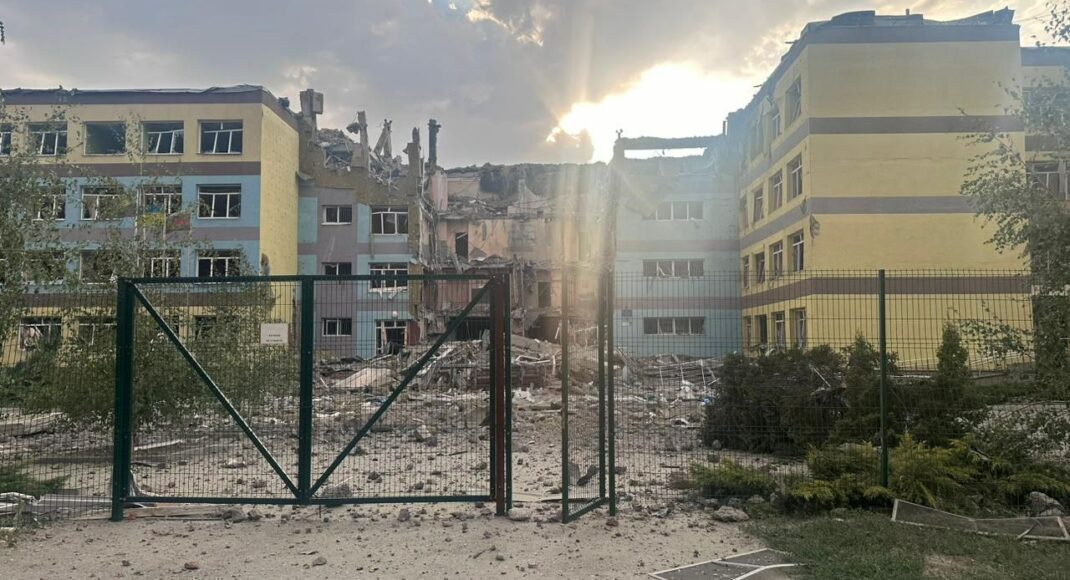Окупанти обстріляли Селидове: пошкодили школу та будинки