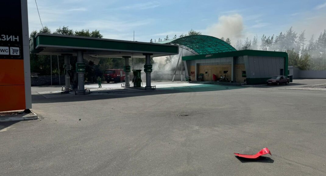 В Славянске россияне повредили АЗС, автомобили и гостиницу