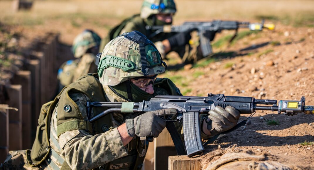 В Великобритании будущие командиры взводов учатся и отрабатывают штурм вражеских траншей (фото)