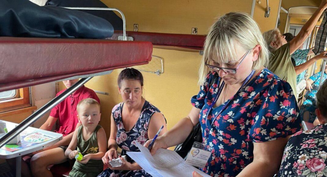 Жители Донетчины, эвакуируемые на Ровенщину, Закарпатье и в Решетиловку, получают дополнительные социальные гарантии