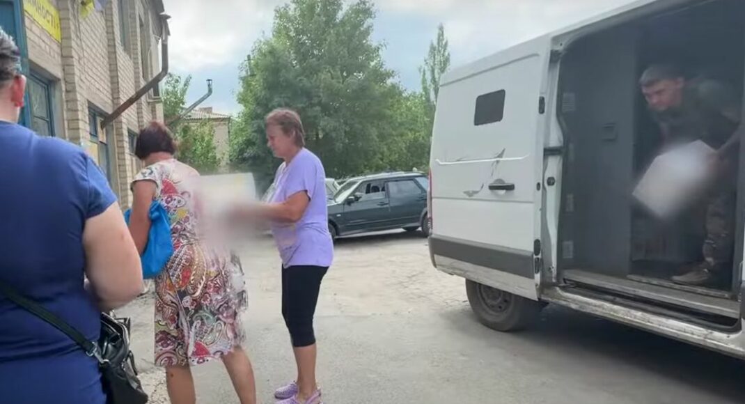 Поліціянти доставили понад тонну гуманітарної допомоги у прифронтову Курахівку, де досі живе більш як тисяча людей (відео)