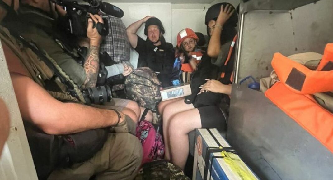 Надзвичайники та поліціянти евакуювали з Селидового родину з дітьми